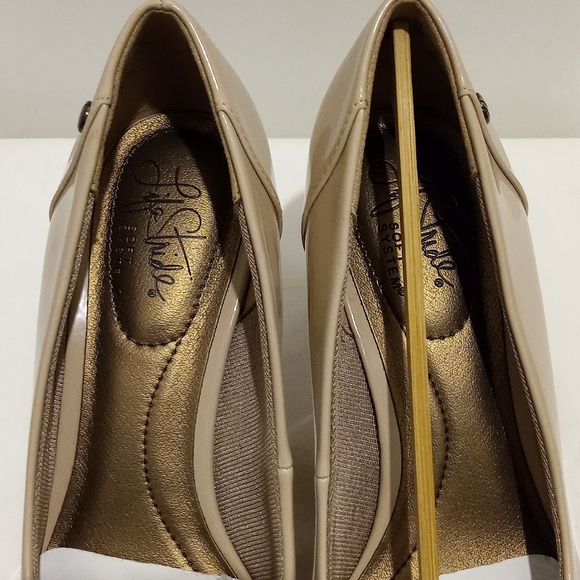 Life Stride LIVELY Dress Pump in Taupe | 6 US - Picture 11 of 12